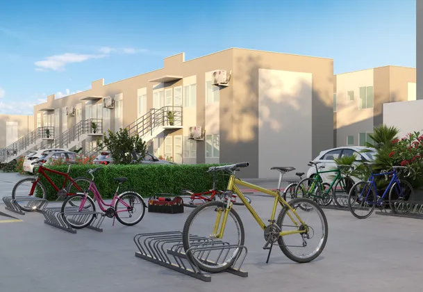 Bicicletário com bicicletas diante dos blocos de apartamentos