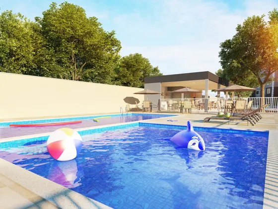 Piscina com boias coloridas e quiosque ao fundo, no fim da tarde